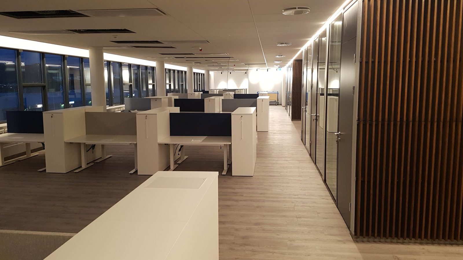 Skrifstofugangur með innfelldri lýsingu