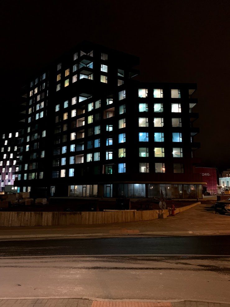 Skrifstofubygging upplýst að kvöldi